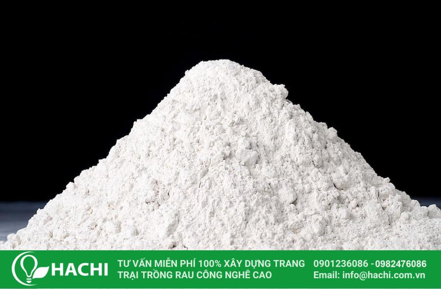 7 Cách cải tạo đất sét để trồng rau hiệu quả chi tiết từ A đến Z 12 Sử dụng vôi bột giảm phèn cho đất trước khi trồng rau