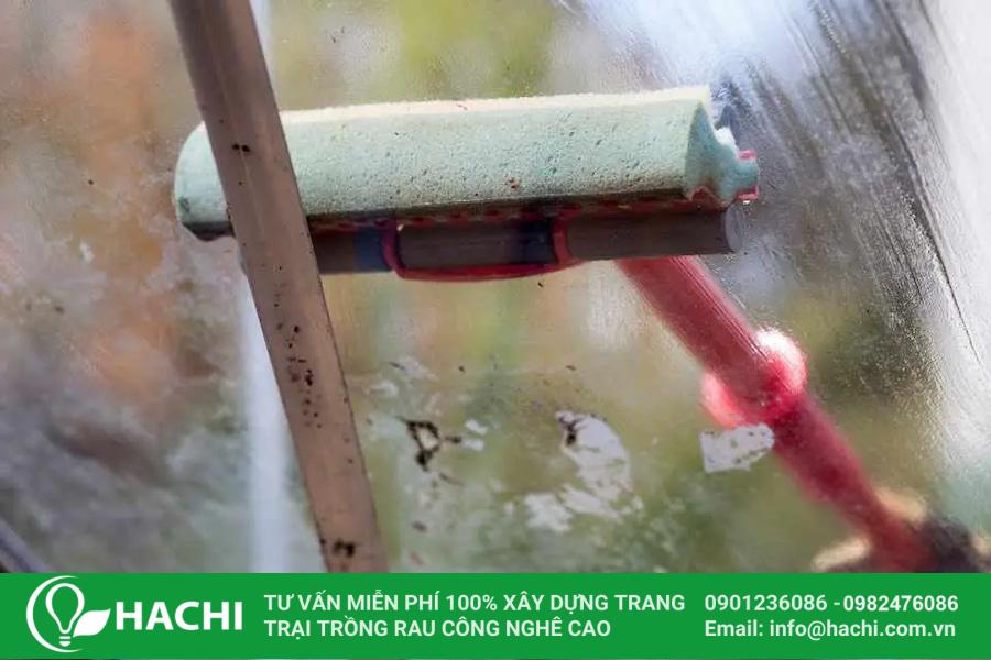 Cách phương pháp vệ sinh nhà màng, nhà kính trồng rau trước và sau thu hoạch chi tiết từ A đến Z 7 Bạn cần vệ sinh nhà màng, nhà kính định kỳ để tránh lây nhiễm nguồn bệnh cho vụ sau